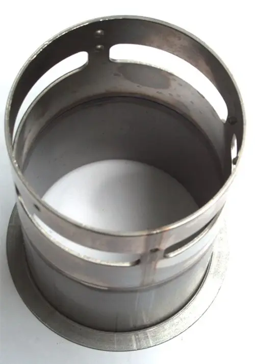 Metallisches Brennerrohr mit schlanker Form und seitlichen Öffnungen, geeignet für Anwendungen mit Daikin-Produkten, präsentiert auf hellem Hintergrund.